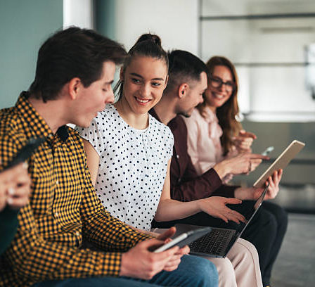 Pour une entreprise locale, travailler avec une agence web design Lyon permet de créer un univers visuel cohérent qui reflète